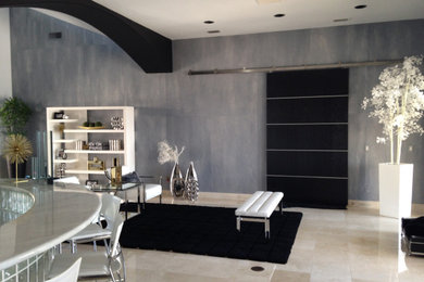Ejemplo de salón abierto minimalista de tamaño medio con paredes grises