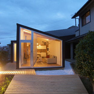 横浜の大きいモダンスタイルのおしゃれな横庭のデッキ (日よけなし) の写真