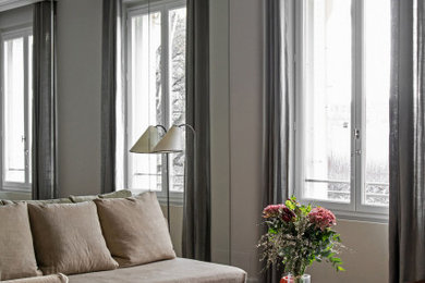 Aménagement d'un salon contemporain de taille moyenne et ouvert avec un mur gris, parquet foncé, aucune cheminée, aucun téléviseur et un sol marron.