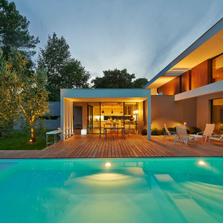 Großer Moderner Pool hinter dem Haus in rechteckiger Form mit Dielen in Bordeaux