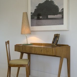 マイアミのモダンスタイルのおしゃれなホームオフィス・仕事部屋 (白い壁、自立型机) の写真