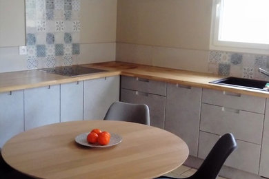 Cette photo montre une grande cuisine moderne en L fermée avec un évier 2 bacs, un plan de travail en bois, une crédence en céramique, un électroménager en acier inoxydable, aucun îlot, un placard à porte affleurante, des portes de placard grises, une crédence multicolore, un sol en carrelage de céramique, un sol beige et un plan de travail marron.
