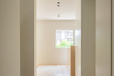 Immagine di un piccolo ingresso o corridoio moderno con pareti bianche e parquet chiaro