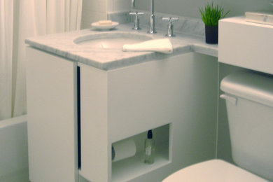 This is an example of a contemporary bathroom in Seattle.