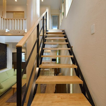 ログハウス風の住宅 × スチール階段 『ObjeA トラス』