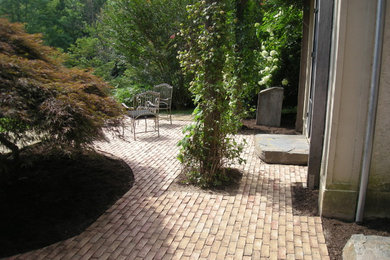 Inspiration for a traditional landscaping in Wilmington.