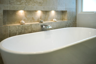 This is an example of a modern bathroom in Sydney.