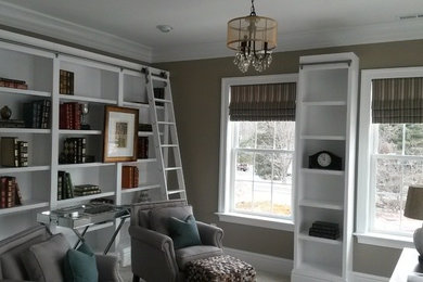Пример оригинального дизайна: изолированная гостиная комната среднего размера в классическом стиле с с книжными шкафами и полками, коричневыми стенами, ковровым покрытием и бежевым полом без камина, телевизора