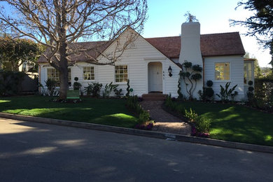 Design ideas for a traditional landscaping in Orange County.