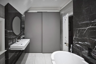 Exemple d'une salle de bain tendance de taille moyenne avec meuble simple vasque, meuble-lavabo suspendu, une baignoire indépendante, une douche ouverte, un carrelage noir et blanc, un lavabo suspendu et un sol blanc.
