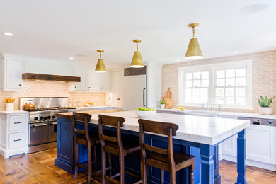 Kitchen - cottage l-shaped kitchen idea in Boston with shaker cabinets, white cabinets, marble countertops, beige backsplash and an island