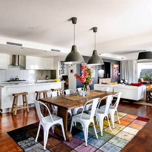 パースのコンテンポラリースタイルのLDKの画像 (白い壁、濃色無垢フローリング)