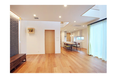 他の地域にあるモダンスタイルのおしゃれなLDK (白い壁、淡色無垢フローリング、ベージュの床) の写真