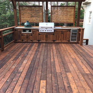 アトランタの中サイズのコンテンポラリースタイルのおしゃれな裏庭のデッキ (アウトドアキッチン、パーゴラ) の写真