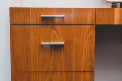 Example of a home office design in Vancouver