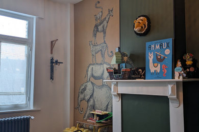 Exemple d'une chambre d'enfant exotique de taille moyenne avec un mur vert et un sol beige.