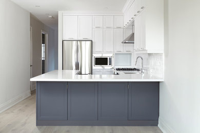 Kitchen - traditional kitchen idea in Toronto