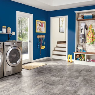 Idéer för stora eklektiska kapprum, med blå väggar, klinkergolv i porslin, en enkeldörr och glasdörr