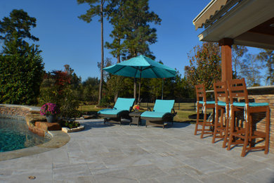 Diseño de patio contemporáneo grande en patio trasero con adoquines de piedra natural