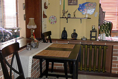 На фото: кухня в стиле фьюжн с монолитной мойкой, черными фасадами, столешницей из акрилового камня, фартуком из удлиненной плитки и полом из керамогранита с