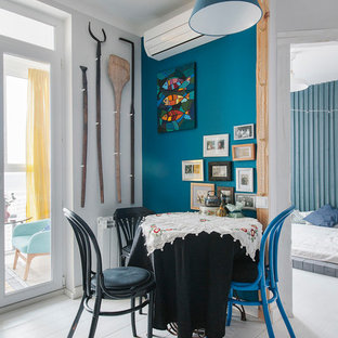 Создайте стильный интерьер: гостиная-столовая в стиле фьюжн с синими стенами, деревянным полом и белым полом - последний тренд