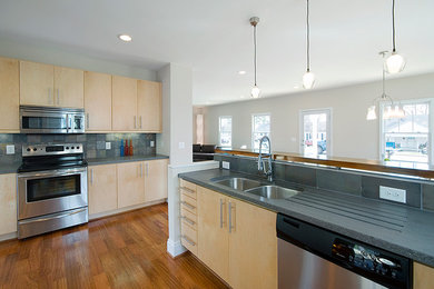 Kitchen - modern kitchen idea in Raleigh