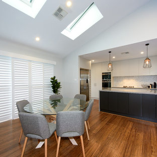 セントラルコーストの小さいコンテンポラリースタイルのLDKの画像 (グレーの壁、竹フローリング、暖炉なし、茶色い床)