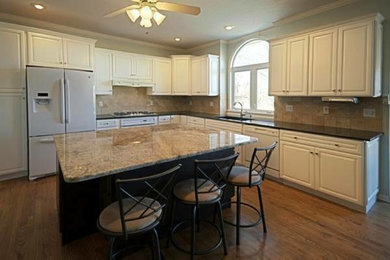 Kitchen - modern kitchen idea in Wichita