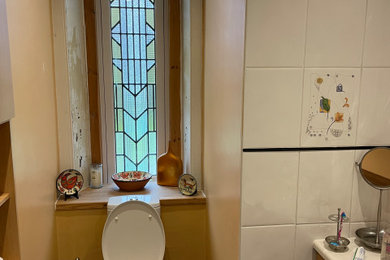 グラスゴーにあるトラディショナルスタイルのおしゃれなトイレ・洗面所の写真