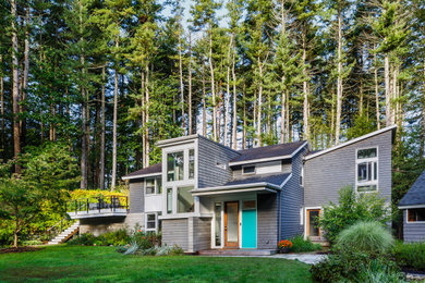 Ejemplo de fachada de casa gris y negra retro de tamaño medio de dos plantas con revestimiento de madera, tejado de un solo tendido, tejado de teja de madera y teja