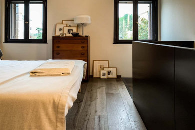 ヴェネツィアにある中くらいなおしゃれな主寝室 (白い壁、無垢フローリング) のインテリア