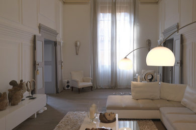 Design ideas for a traditional family room in Bologna.