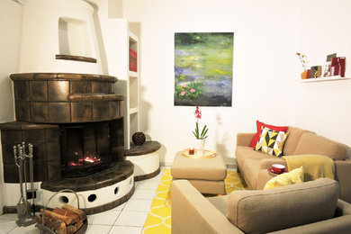 Kleines, Offenes Modernes Wohnzimmer mit Porzellan-Bodenfliesen, Eckkamin und verputzter Kaminumrandung in Sonstige