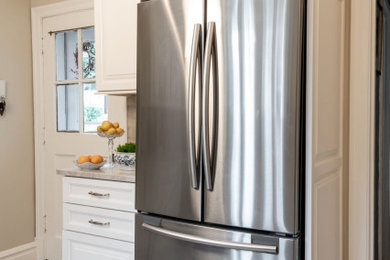 Example of a transitional kitchen design in St Louis