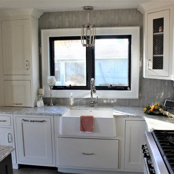 Starmark Insert Kitchen in Mackay Dove (Perimeter) and Peppercorn (Island)