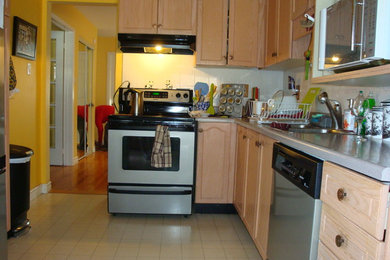 Elegant kitchen photo in Toronto