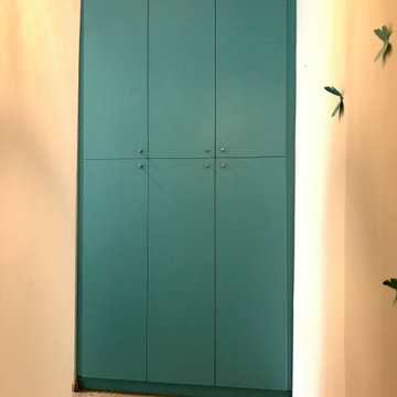Placard de rangement en stratifié bleu et poignées cuir