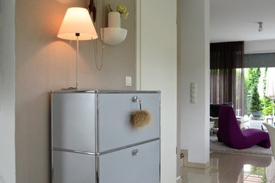 Kleines Modernes Foyer mit beiger Wandfarbe und Granitboden in München