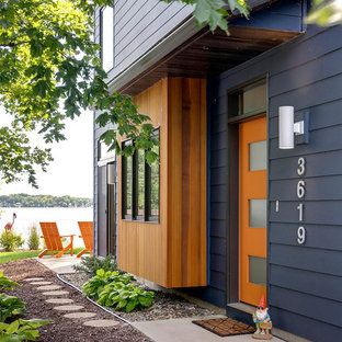 ミネアポリスの片開きドアコンテンポラリースタイルのおしゃれな玄関 (オレンジのドア) の写真