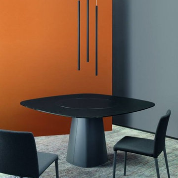 MYTHOS Dining Table