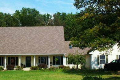 Example of a mid-sized transitional white one-story stucco exterior home design in Indianapolis