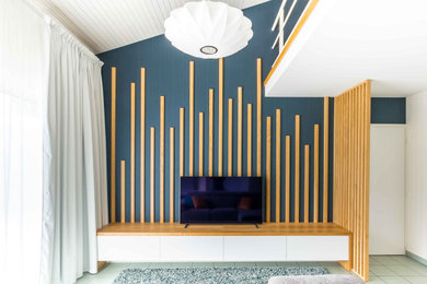 Diseño de salón abierto, blanco y blanco y madera contemporáneo con paredes azules, televisor independiente y papel pintado
