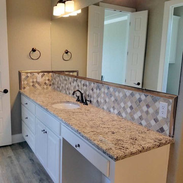 Granite bathroom with tile splash