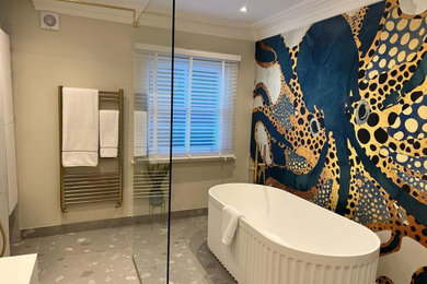 Réalisation d'une grande salle de bain avec du papier peint.