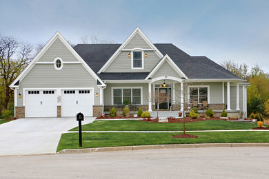 Example of a mid-sized classic one-story concrete fiberboard exterior home design in Chicago