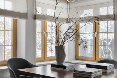 Стильный дизайн: отдельная столовая среднего размера в современном стиле с серыми стенами, полом из керамогранита, серым полом, балками на потолке и любой отделкой стен - последний тренд