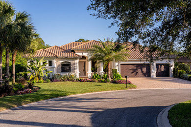 Example of an island style exterior home design in Chicago