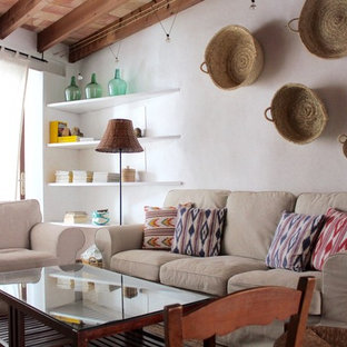 Mediterranes Wohnzimmer mit weißer Wandfarbe und braunem Boden in Madrid