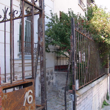 La cour pavée sur rue