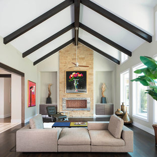 Exempel på ett mycket stort modernt allrum med öppen planlösning, med en hemmabar, beige väggar, mörkt trägolv, en bred öppen spis och en spiselkrans i sten